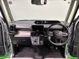 360&deg;UV&IRカット機能ガラス採用。見易い計器類と運転し易いレイアウトのドライビングポジションは、極細Aピラーの採用で視角も少なく前方&左右の見切りが良く安心して運転できます。