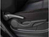 運転席にはレバー式のシートリフター付ですので、ご自分にあった高さで運転が可能です。