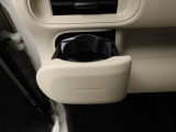 カップホルダーは運転席や助手席からちょうど手の届く位置です!!