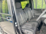 運転席まわりには十分なスペースがあり、大柄な方でもゆったり運転していただける環境です。