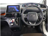 高いホールド性で運転姿勢が安定します。長距離ドライブでも疲れにくいのが魅力です。快適なドライビングライフをお送りください♪