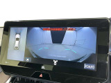 パノラミックビューモニターを装備。駐車場や交差点でクルマを真上から見るように周囲を確認できます。機能の詳細は販売店スタッフまでおたずねください。