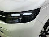 【LEDヘッドライト】悪天候や夜間走行時も良好な視界を確保し安心して運転できる高輝度LEDヘッドライトを装備!点灯速度が早く、消費電力も抑えられています。