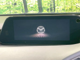 【8.8インチマツダコネクト】車内の雰囲気にマッチした大型のディスプレイ。スマホ接続でのナビ使用やBluetooth再生等、様々な機能が楽しめます。直感的なダイヤル操作が可能で、使い勝手も良好です。