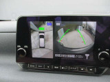多彩なナビ機能に加えて、アラウンドビューモニターの画像も大画面に映し出されます。周囲の状況をもっと確認しやすくなり、駐車が楽に安心して行えます。
