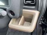 運転席側のドリンクホルダーです