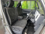 運転席まわりには十分なスペースがあり、大柄な方でもゆったり運転していただける環境です。