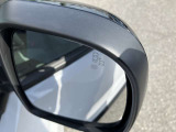 ブラインドスポットモニター付きですので死角に車両がいるとオレンジに光って知らせてくれます。