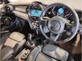 MINIの内装はとにかく『円』に拘ったデザインコンセプトが一目で伝わってきます。これほど円形に拘った車は他に御座いません。伝統のデザイン、トグルスイッチなど遊び心のある内装で御座います。