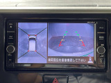 【アラウンドビューモニター】まるでクルマを真上から見下ろしたかのような視点で駐車をサポートします!クルマの斜め後ろや真横など、前後左右の4つのカメラの映像が合成されて、モニターに映し出されます。
