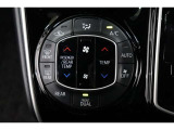 運転席と助手席、それぞれ温度調節ができ、オールシーズン快適なオートエアコンとなっております!