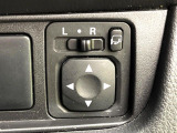 【電動格納ミラー】サイドミラーは電動格納式となっており、狭い駐車場でもキズがつくリスクを抑えられます。