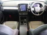 コンパクトなXC40でも上級車種と同様に、縦長式の大型タッチパネルを主体としたインテリア スマートフォン感覚でナビゲーションやオーディオなどを操作できます