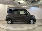 運転席側も電動スライドドアになってます。ショッピングなどでのお買い物時手がふさがっていてもドアに軽く触れるかリモコンで開閉できるので便利です!