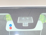 【スマートアシスト】走行中に前方の車両等を認識し、衝突しそうな時は警報とブレーキで衝突回避と被害軽減をアシスト。より安全にドライブをお楽しみいただけます。