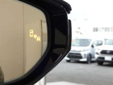 ブラインドスポットモニター装備。隣車線を走る車両を検知。ドアミラーでは確認しにくい後方、側方エリアに存在する車両や急接近してくる車両も検知しドアミラーに搭載されたLEDインジケーターが点灯します。