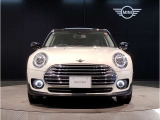 MINIのフロントグリルのデザインはイギリスで生まれた当初から、シルバーのサイドバーが折り重なった伝統的なデザインで御座います。その伝統はBMWのお車になってからでも少しずつ形を変えて守られております