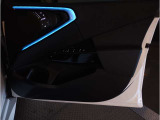 【アンビエントライト】アンビエントライトが加わる事で、車内空間に大きな違いが生まれます。特に夜間ドライブでは上質でラグジュアリーな車内を演出。ドライバー好みのイルミネーションをお楽しみ頂けます!