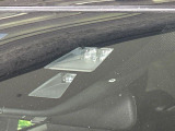 【スマートシティブレーキサポート】低速走行中に前方の車両等を認識し、衝突しそうな時は警報とブレーキで衝突回避と被害軽減をアシスト。より安全にドライブをお楽しみいただけます。