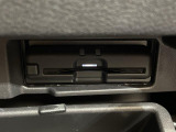 【純正ビルトインETC】有料道路を利用する際に料金所で停止することなく通過できる、ETC車載器が装備されています。セットアップを行うことで利用可能になります。