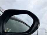 隣車線を走る車両をレーダーで検知し、ドアミラーでは確認しにくい後側方エリアに存在する車両に加え、急接近してくる車両も検知します。車両を検知するとドアミラーに搭載されたLEDインジケーターが点灯します。
