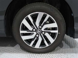 アルミホイールを装備、タイヤサイズは165/65R14です。