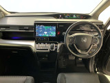 運転席周りのレイアウトをご覧ください。ナビゲーションが綺麗に装着されすっきり収まってますね!