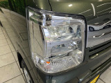 【LEDヘッドライト】悪天候や夜間走行時も良好な視界を確保し安心して運転できる高輝度LEDヘッドライトを装備!点灯速度が早く、消費電力も抑えられています。