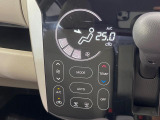 【オートエアコン】一度お好みの温度に設定すれば、車内の温度を検知し風量や温度を自動で調整。暑い&hellip;寒い&hellip;と何度もスイッチ操作をする必要はありません。快適な車内空間には必須の機能ですね♪