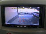 車両後方の映像を映すバックモニター。進路を確認しながら安全に車庫入れできます。