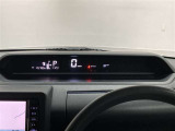 メーターが運転席から見やすいインパネ中央部に配置してるので走行中の視線移動が少なく快適です。