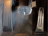 【ペダル】BMWはオルガン式アクセルペダルを採用しています。踏み込む足とペダルが同じ軌跡を描くため、かかとがずれにくく、アクセルコントロールがよりしやすくなるメリットがあります。