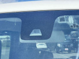 【三菱e-Assist】走行中に前方の車両等を認識し、衝突しそうな時は警報とブレーキで衝突回避と被害軽減をアシスト。より安全にドライブをお楽しみいただけます。