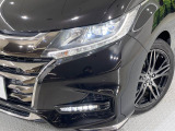【LEDヘッドライト】悪天候や夜間走行時も良好な視界を確保し安心して運転できる高輝度LEDヘッドライトを装備!点灯速度が早く、消費電力も抑えられています。