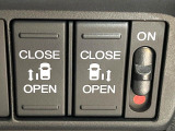 【両側パワースライドドア】スマートキーや運転席のスイッチで後席両側スライドドアの開閉が可能♪電動だから力を入れてドアを開ける必要が無く、小さなお子様でも簡単に開け閉めでき快適です♪