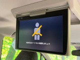 【フリップダウンモニター】大画面モニターで後席でもエンタメをお楽しみいただけます。小さなお子様にも大人気の装備です♪