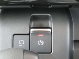 電動パーキングブレーキ付き。シフトをPポジションに入れると自動でパーキングブレーキが掛かります。DレンジやRレンジに入れると、自動でパーキングブレーキが解除されます。