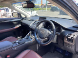 【運転席】座り心地が良いシートなので長時間の運転でも快適にお過ごしいただけます。新品のフロアマットのご注文も可能です。掲載箇所以外にご希望の写真がございましたらお気軽にお問い合わせ下さい。