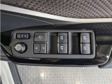 パワーウィンドウのスイッチですよ。 運転席に居ながら窓を開け閉めのコントロールできますよ。 ロック機能で、子供がイタズラして窓を開けるという事も無くなりますよ。