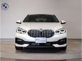 【BMWの伝統】BMWの特徴的な&ldquo;キドニーグリル&rdquo;は、80年以上続く伝統の形でございます。変わらないこだわりのデザインが、プレミアムブランド&ldquo;BMW&rdquo;を創り出します。