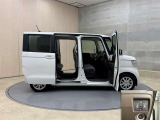スライドドアは子供やお年寄りでも乗り降りしやすい!狭い場所に駐車した時、壁や隣の車にドアをぶつける心配もありません。雨の日で濡れにくく、お子様のいるママにもおススメな機能です!☆両側電動です♪☆