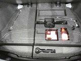 スペアタイヤレス車です。応急セットを搭載しております。