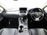 上質で落ち着いた印象のインパネ。視界も広々で運転しやすいです。