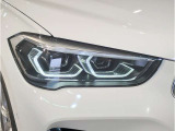 【LEDヘッドライト】先進のLEDテクノロジーを採用。放射される白色光の周波特性は太陽光に近く、バイキセノン・ヘッドライトを上回るコントラストで更に明るく輝きます!
