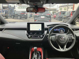 スタイリッシュなデザインのインパネ。各操作スイッチは使いやすい位置に配置されてます。