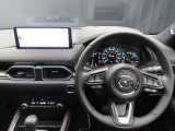 運転席にお座りになった際のイメージです。視界やシートの座り心地にポジション、各装備へのアクセスのしやすさ等、実際に触れてお確かめください。
