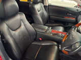 運転席の画像です。足元やシートまわりに余裕があり、リラックスした姿勢で運転が可能です。視界も良好で操作系へのアクセスもしやすく、快適で安心感のあるドライブをサポートします。