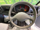 インテリアに合わせたデザインのステアリングは、運転される方のことも考え、運転しやすい形状、大きさです。是非一度、実際に触ってお確かめください。