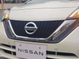 日産の象徴でもあるVモーショングリルにメッキの加工が施されています!