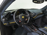 2020年式 Ferrari 488 Pista(ピスタ)は、モータースポーツで培われた最先端のレーシングテクノロジーを公道モデルへと純粋にフィードバックしました。